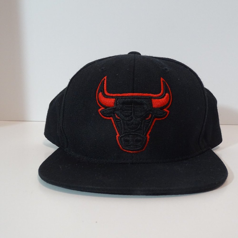 Rare Vintage Mitchell and Ness Bulls snapback hat